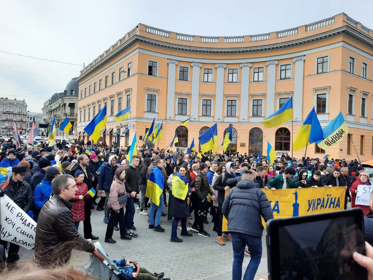 NKOdesa's tweet photo. 🇺🇦 В Одесі відбувся патріотичний Марш Єдності

Тисячі одеситів вийшли на вулиці міста, аби продемонструвати свою готовність стати один за одного у разі вторгнення РФ. 

Детальніше за посиланням - https://t.co/EsQ3rqbx2Q

#МаршЄдності #ОдесаЄдина https://t.co/qy3Coq9lbZ