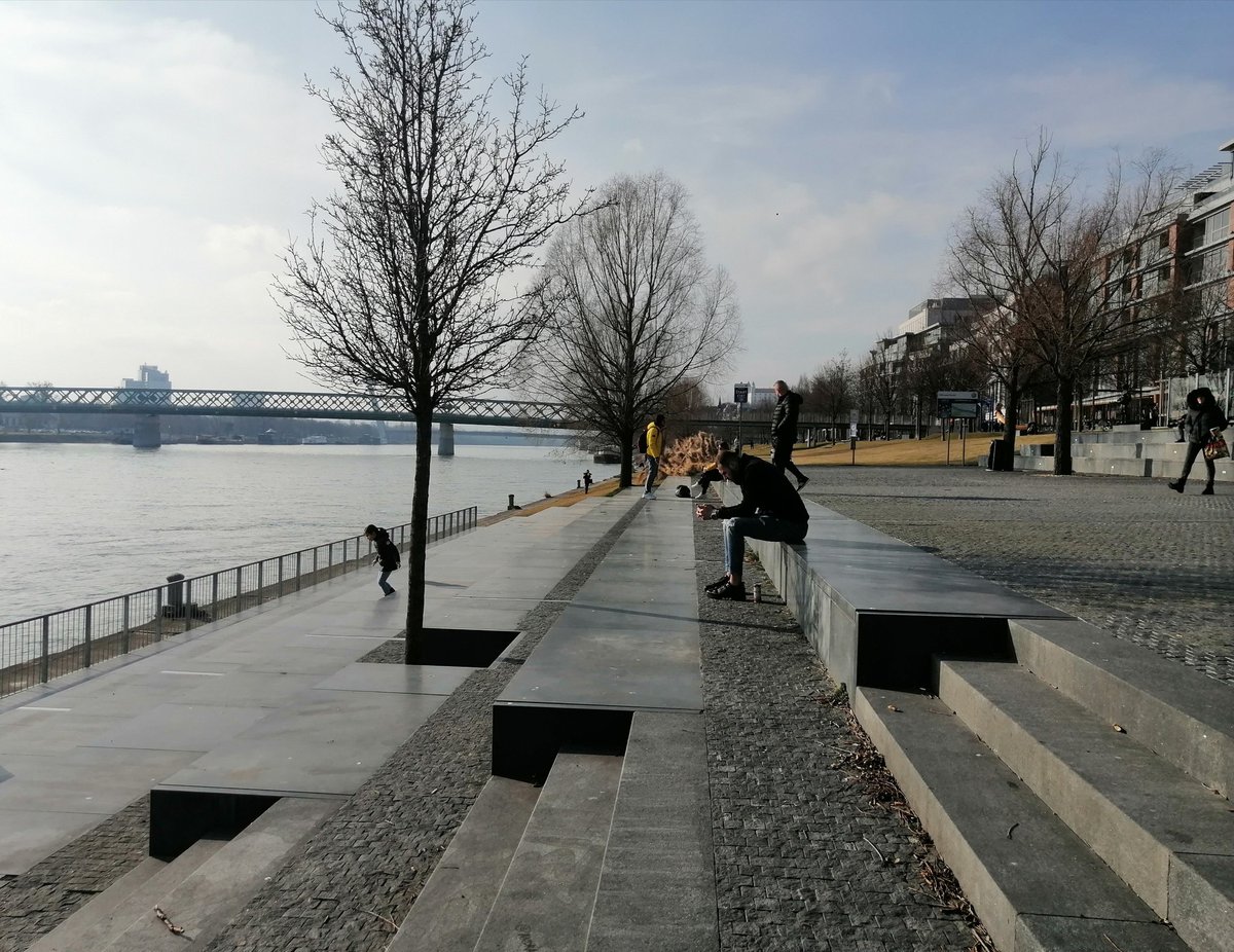 GalaElenaDali's tweet photo. #Bratislava na vodi. #Eurovea novi deo grada, stambeno poslovni kompleks sa pogledom na #Dunav, najmodernijom arhitekturom, zelenim krovovima i zidovima, pametnim staklom i kriptobankomatima... https://t.co/EI6UbyvxXL