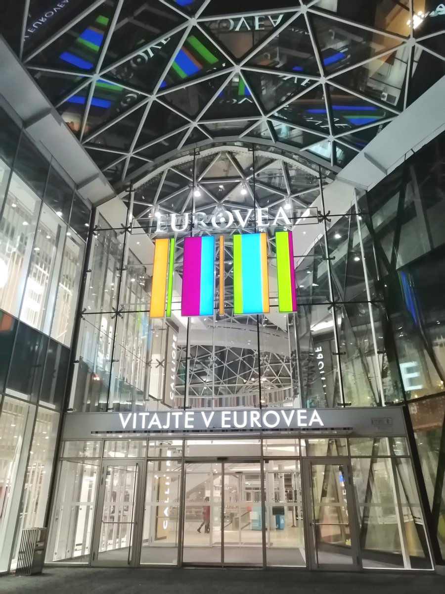 GalaElenaDali's tweet photo. #Bratislava na vodi. #Eurovea novi deo grada, stambeno poslovni kompleks sa pogledom na #Dunav, najmodernijom arhitekturom, zelenim krovovima i zidovima, pametnim staklom i kriptobankomatima... https://t.co/EI6UbyvxXL