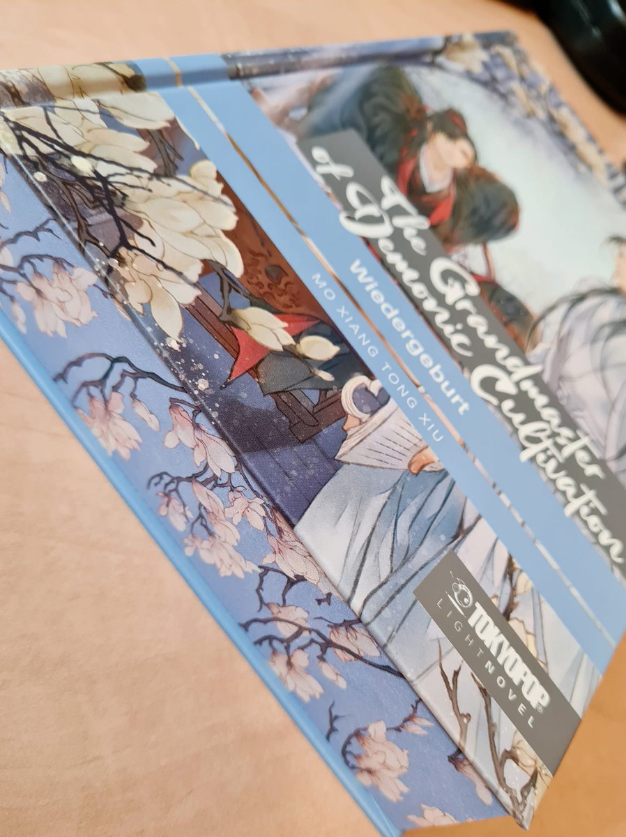 AlmudenaMartn11's tweet photo. no puede ser mas hermoso (version Alemana de MDZS)...ojala que la version española sea igual. Adoro esas flores de magnolia.
#novelasmxtxenespañollatam #DanmeiAlEspañolYa #MDZS  @vreditorasya @pucklatam @Oz_Editorial https://t.co/rlJBGfpoED