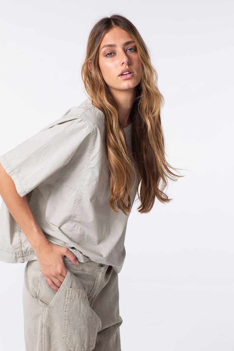 NEW IN * NEW IN * NEW IN *

Made from pure cotton, the oversized blouse Charlea is cut in a boxy loose cut shape with short sleeves. 

Shop ISCHIKO® Blouse Charlea / 100% Cotton
,
#OSKA #ISCHIKO #Newin #SS22 #SpringSummer22 #Sustainable #Slowfashion #SALE #Re.fashion #refashion