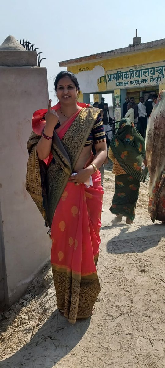 110 करहल विधानसभा मैनपुरी 
आज अपने नेता #माननीय राष्ट्रीय अध्यक्ष अखिलेश यादव जी के लिए वोट डालते हुए 🇧🇾🇧🇾