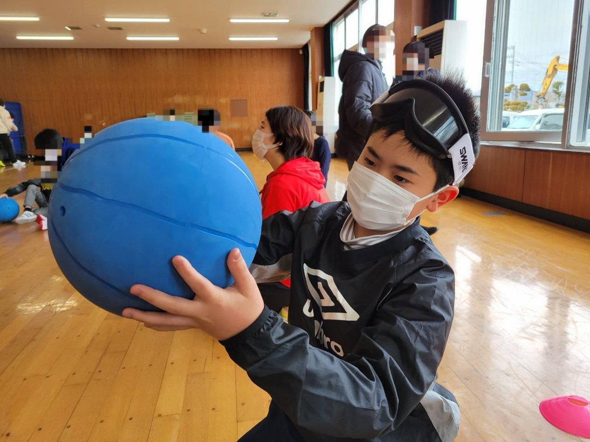 SCPJapan1's tweet photo. 今週のFutbolNetはゆうさく先生に来てもらい、ゴールボール体験会を行いました😎
ルールを守ることも「リスペクト」であるというお話もしました。

初めてのパラスポーツ体験に子どもたちは笑顔いっぱい！
ゆうさく先生ありがとうございました🙏✨

#ゴールボール
#FutbolNet https://t.co/vTGp26Sxvy