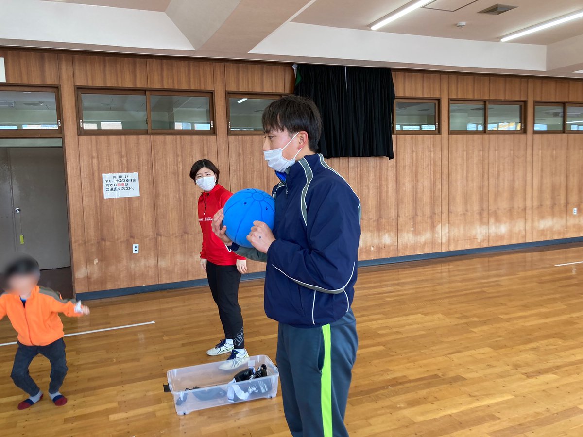 SCPJapan1's tweet photo. 今週のFutbolNetはゆうさく先生に来てもらい、ゴールボール体験会を行いました😎
ルールを守ることも「リスペクト」であるというお話もしました。

初めてのパラスポーツ体験に子どもたちは笑顔いっぱい！
ゆうさく先生ありがとうございました🙏✨

#ゴールボール
#FutbolNet https://t.co/vTGp26Sxvy