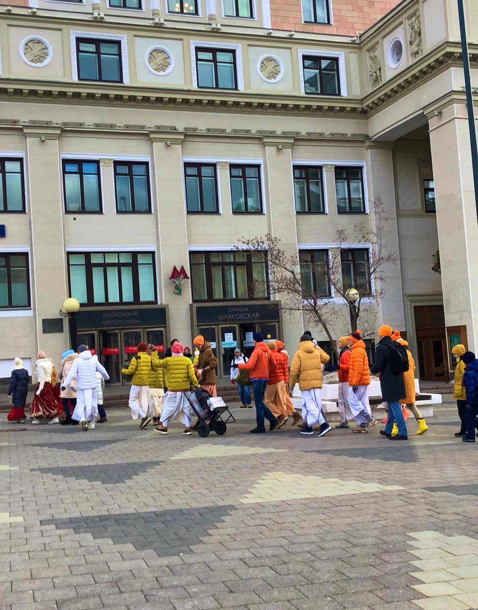 Смотрю, как танцуют кришнаиты, качаясь на качелях, под «организацию»