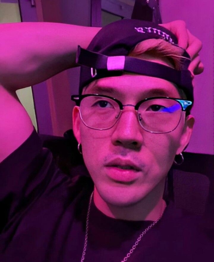 EBOYMATTHEW's tweet photo. 💜 #BM #KARD #BMPİC #MATTHEW https://t.co/P1OA4zfu50