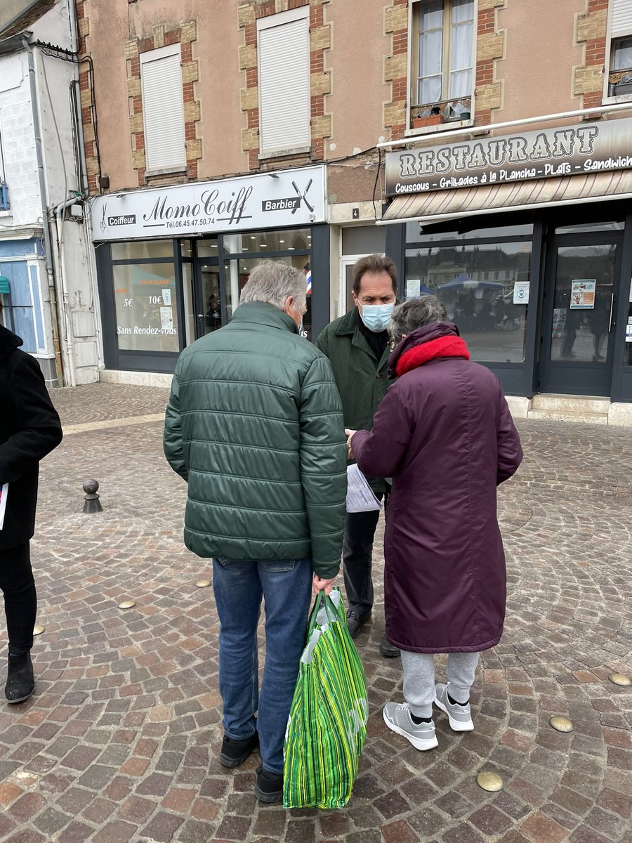 Présente/ Sur le terrain ce matin au marché de Souppes-sur-Loing pour présenter le programme de <a href="/vpecresse/">Valérie Pécresse</a>.

👮‍♀️Parce que la sécurité est la première des libertés, avec elle ramenons l’ordre. 
💪Rendons nos rues plus sûres pour nos enfants. 

#Pecresse2022 #NouvelleFrance