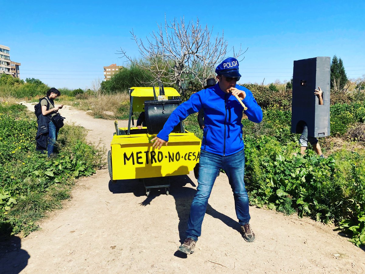 cuidembeni's tweet photo. METRO-NO-CESA, S.A., arriba el barri, no sap ben bé el que li espera… o sí? Per això comença seua estrategia de terra cremada amb Tanques i Auto-Denuncies de sèquies del Seprona… sospitós ;)
HUYE METROVACESA!
#AIGUATERRAILLIBERTAT
#NIPAINIPE https://t.co/9uoB4jiEXK