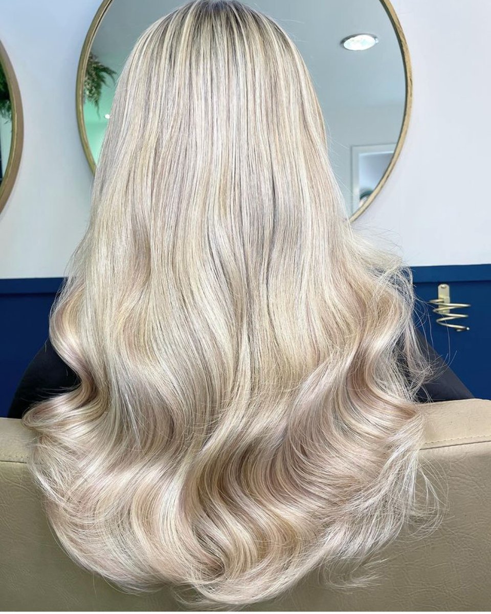 RemiCachet's tweet photo. Thickness and length from #SuperStylist @laurenreedhairextensions with this transformation using her favourite Flat Tips.
#blondehairextensions #prebondedhair #hairextensionspecialist #keratinbonds #flattiphairextensions https://t.co/RE3mQMi4Q5
