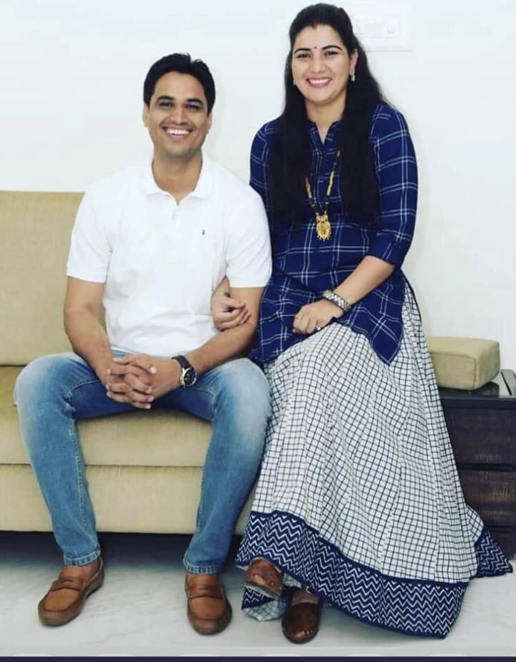 seemabadiyasar's tweet photo. भाई साहब युवा भाजपा नेता श्री #विकास_चौधरी जी को शादी की सालगिराह मुबारक  बधाई व शुभकामनाएँ ईश्वर आप दोनों को सदा यूँही साथ व सुखी रखे, वीरतेजा जी महाराज का आशीर्वाद सदा आप दोनो पर बना रहे ओर दुआ है इस बार मेरे समाज का नायाब हीरा राजस्थान की विधानसभा में गूंजता दिखे

@DrVikasBJP https://t.co/W7rojuSoHK