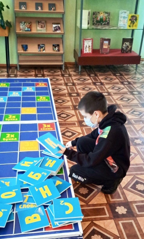 cbsf28's tweet photo. #ЦБС #БиблиотекаПластова #ВыходнойДеньвБиблиотеке Сегодня наши юные языковеды пробуют свои силы в напольной лингвистической игре «Эрудит» 😅, приуроченн��й к Международному Дню родного языка! https://t.co/0pQtTQuCiM