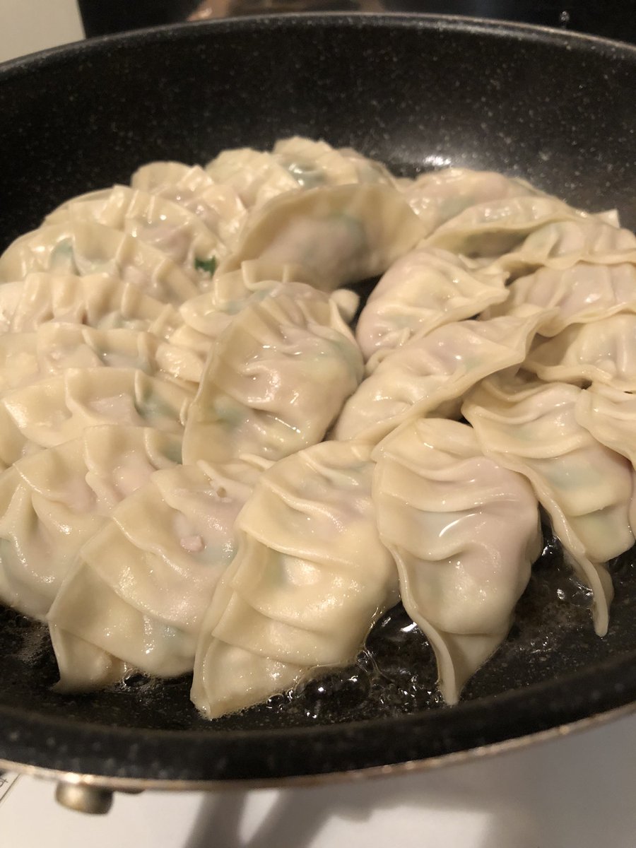 erk_jkt's tweet photo. ビールも飲まずに餃子食べるなんて悪いことしてるみたい🥟 https://t.co/0nnbhBZ40M