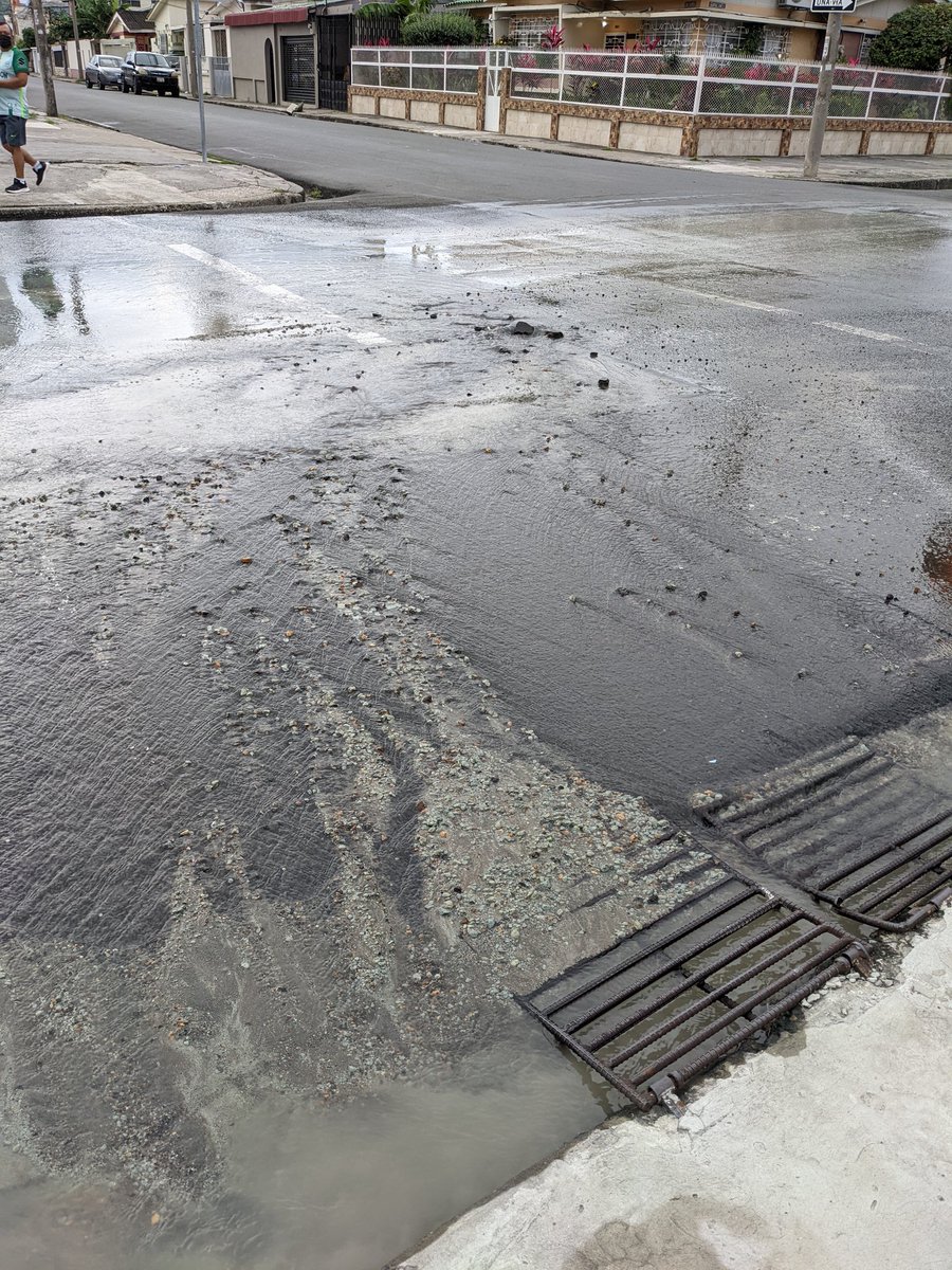 Lucho_N83's tweet photo. @cynthiaviteri @alcaldiagye en Urdesa en la intersección de Guayacanes y Bálsamos la calle tiene 2 grietas en la calle y esta que sale agua. https://t.co/EAzqqrQWmg
