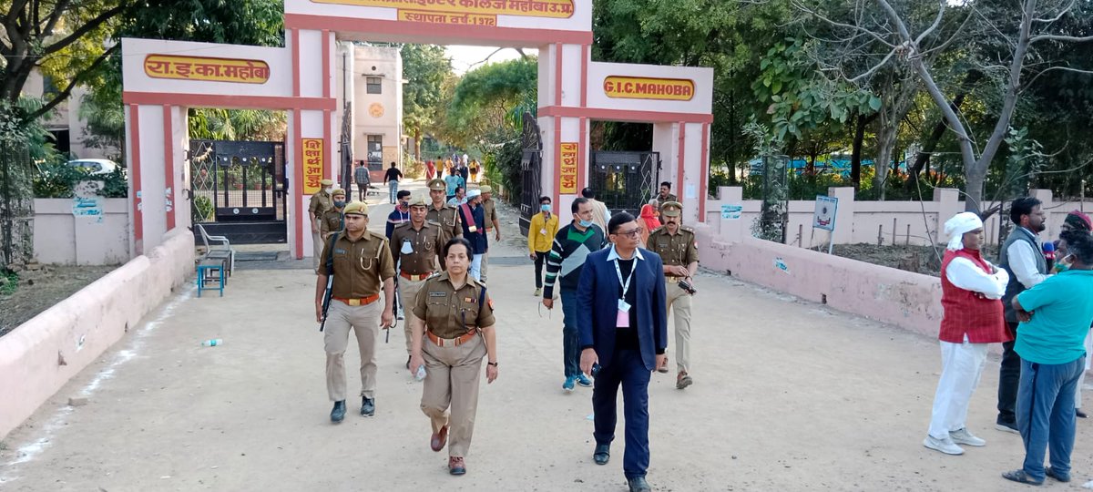 mahobapolice's tweet photo. जनपद में हो रहे #AssemblyElections2022 को शांतिपूर्ण एवं सकुशल सम्पन्न कराने हेतु DM व SP महोबा द्वारा क्षेत्र में भ्रमणशील होकर पोलिंग बूथों पर जारी मतदान का निरीक्षण किया जा रहा है।
➡️जनपद के सभी केन्द्रों पर मतदान शांतिपूर्ण एवं निष्पक्ष रूप से चल रहा है।
👆🗳️
#GoVoteUP_Phase3 https://t.co/lqL6Ehws25