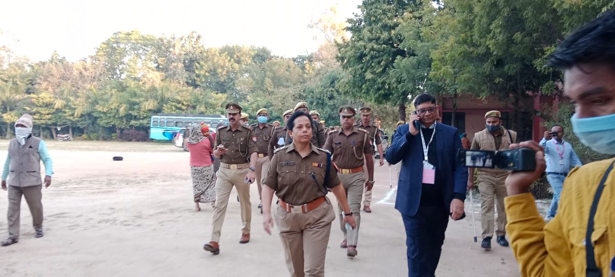mahobapolice's tweet photo. जनपद में हो रहे #AssemblyElections2022 को शांतिपूर्ण एवं सकुशल सम्पन्न कराने हेतु DM व SP महोबा द्वारा क्षेत्र में भ्रमणशील होकर पोलिंग बूथों पर जारी मतदान का निरीक्षण किया जा रहा है।
➡️जनपद के सभी केन्द्रों पर मतदान शांतिपूर्ण एवं निष्पक्ष रूप से चल रहा है।
👆🗳️
#GoVoteUP_Phase3 https://t.co/lqL6Ehws25