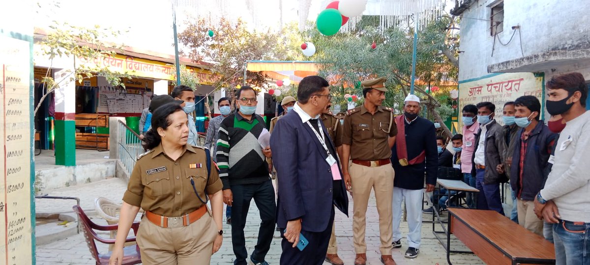 mahobapolice's tweet photo. जनपद में हो रहे #AssemblyElections2022 को शांतिपूर्ण एवं सकुशल सम्पन्न कराने हेतु DM व SP महोबा द्वारा क्षेत्र में भ्रमणशील होकर पोलिंग बूथों पर जारी मतदान का निरीक्षण किया जा रहा है।
➡️जनपद के सभी केन्द्रों पर मतदान शांतिपूर्ण एवं निष्पक्ष रूप से चल रहा है।
👆🗳️
#GoVoteUP_Phase3 https://t.co/lqL6Ehws25