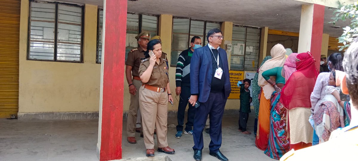 mahobapolice's tweet photo. जनपद में हो रहे #AssemblyElections2022 को शांतिपूर्ण एवं सकुशल सम्पन्न कराने हेतु DM व SP महोबा द्वारा क्षेत्र में भ्रमणशील होकर पोलिंग बूथों पर जारी मतदान का निरीक्षण किया जा रहा है।
➡️जनपद के सभी केन्द्रों पर मतदान शांतिपूर्ण एवं निष्पक्ष रूप से चल रहा है।
👆🗳️
#GoVoteUP_Phase3 https://t.co/lqL6Ehws25