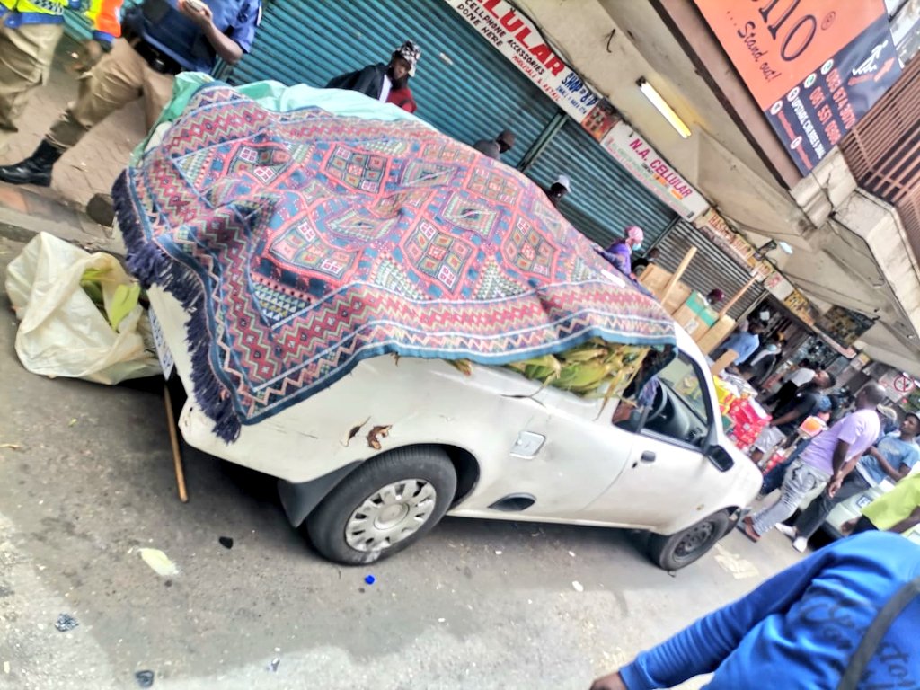 #BuyaMthetho High Visibility Block Patrols conducted by #JMPD officers in the JHB CBD.

No person may conduct Informal Trading in a place or area in contravention of any prohibition or restriction approved by the Council.
#SaferJoburg #JoburgByLaws
#JoburgWorks