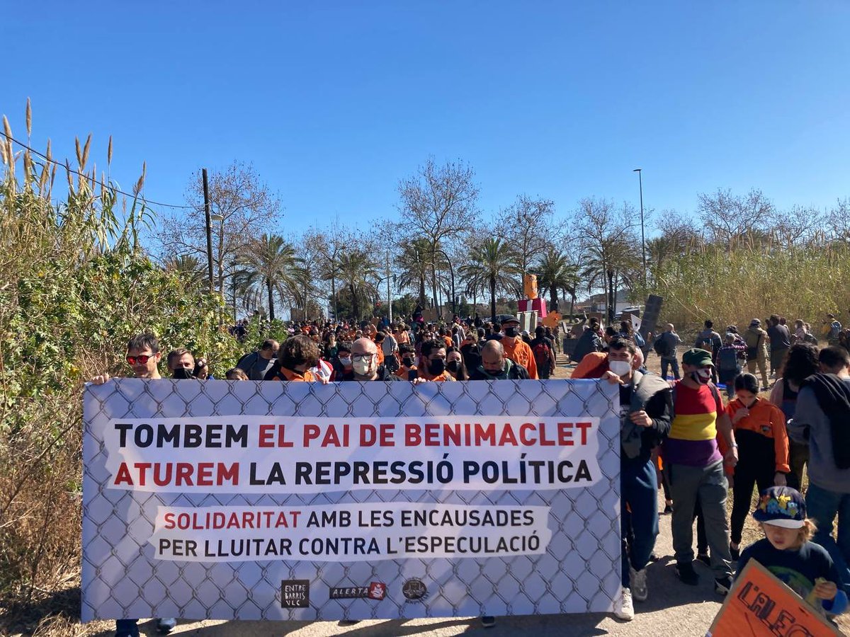 AlertaSolidaria's tweet photo. Benimaclet en peu per la desclassificació del sol, la solidaritat amb les 8 encausades per defensar el territori i contra les possibles multes de més de 30.000€. Ni tall de sèquies, ni PAI, ni repressió!
#MaiPai
#AiguaTerraLlibertat
#NiPAIniPE https://t.co/U1MvkElVRN