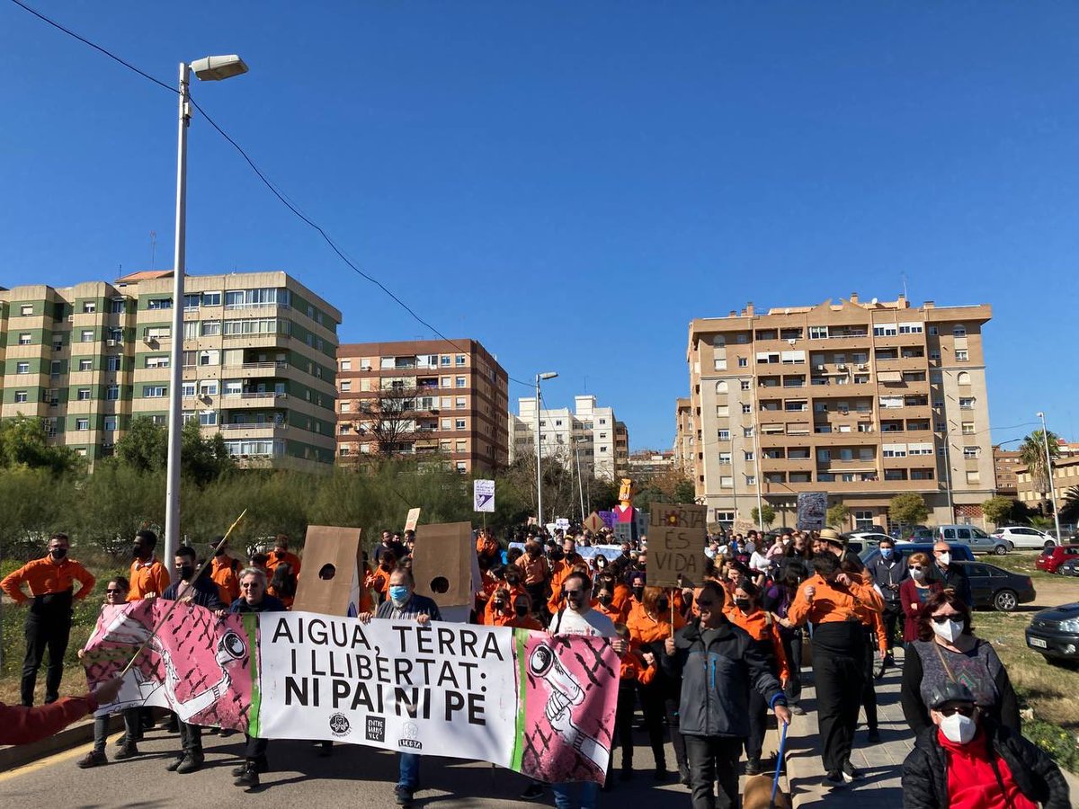 AlertaSolidaria's tweet photo. Benimaclet en peu per la desclassificació del sol, la solidaritat amb les 8 encausades per defensar el territori i contra les possibles multes de més de 30.000€. Ni tall de sèquies, ni PAI, ni repressió!
#MaiPai
#AiguaTerraLlibertat
#NiPAIniPE https://t.co/U1MvkElVRN