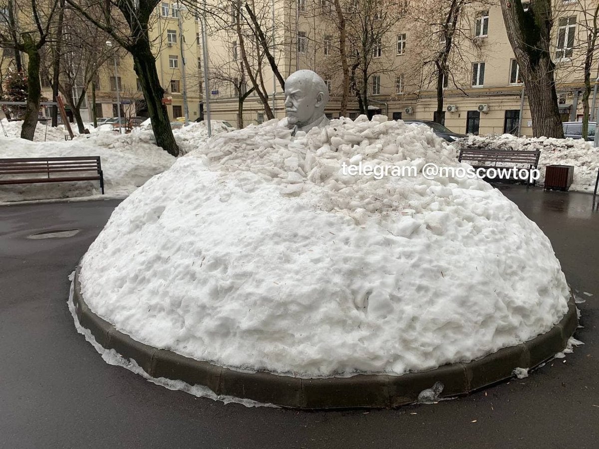 moslenta's tweet photo. В Москве из-под снега показался Ленин 😅

Необычный «подснежник» обнаружили во дворе на Грузинском Валу.

Весна близко! https://t.co/WVyDSyIOGM