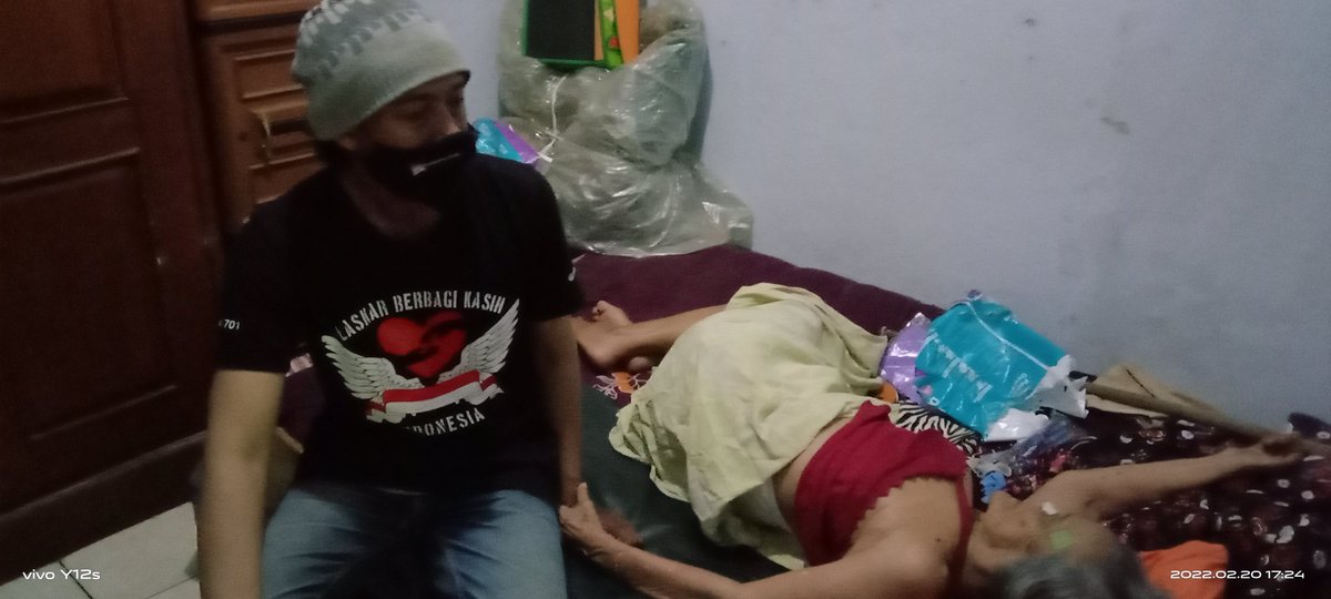 PancasilaDamai's tweet photo. Alhamdulillah, Tim Bolang Gerakan @L_BerbagiKasih Divisi Kumplang Chapter Pekalongan, Ndan Kumplang @Marbot_Udien didampingi oleh Mas @MasSodikin4 memberikan limpahan kasih sayang kepada Lansia agar tak merasa sendirian, tak diabaikan, terhibur dan merasa dipedulikan. https://t.co/UTiUlfguGS