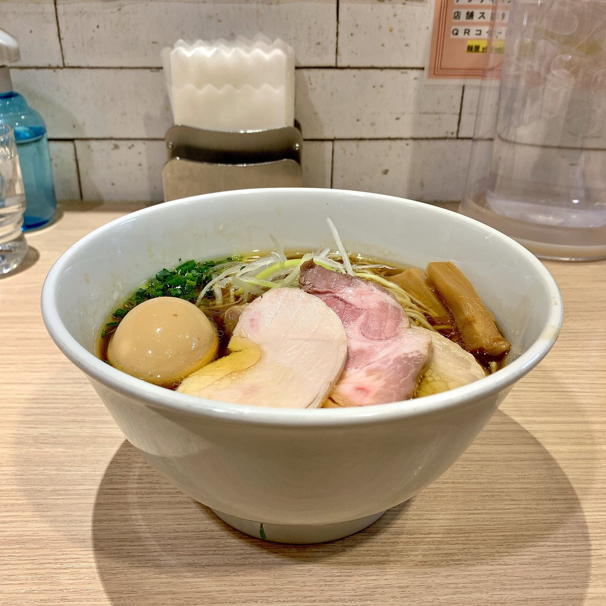 麺屋 一燈 新小岩 特製 醤油 芳醇香味そば 1330 大盛り券 150 芳醇な醤油に鶏を中心とした旨味たっぷりのスープ は味わい鮮やか 麺は加水低めで啜ると滑らかで噛むとパツンと チャーシューは鶏がしっとりプリッとしてめっちゃ美味 結構味が変わったので濃厚魚介も食べ