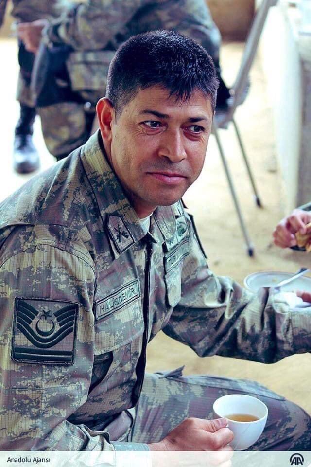 Bugün, 15 Temmuz gecesinin seyrini değiştiren kahraman şehidimiz #ÖmerHalisdemir'in doğum günü...

🇹🇷 Saygı, minnet ve rahmetle anıyorum.

Sana çok şey borçluyuz,
İyi ki doğdun kahraman.