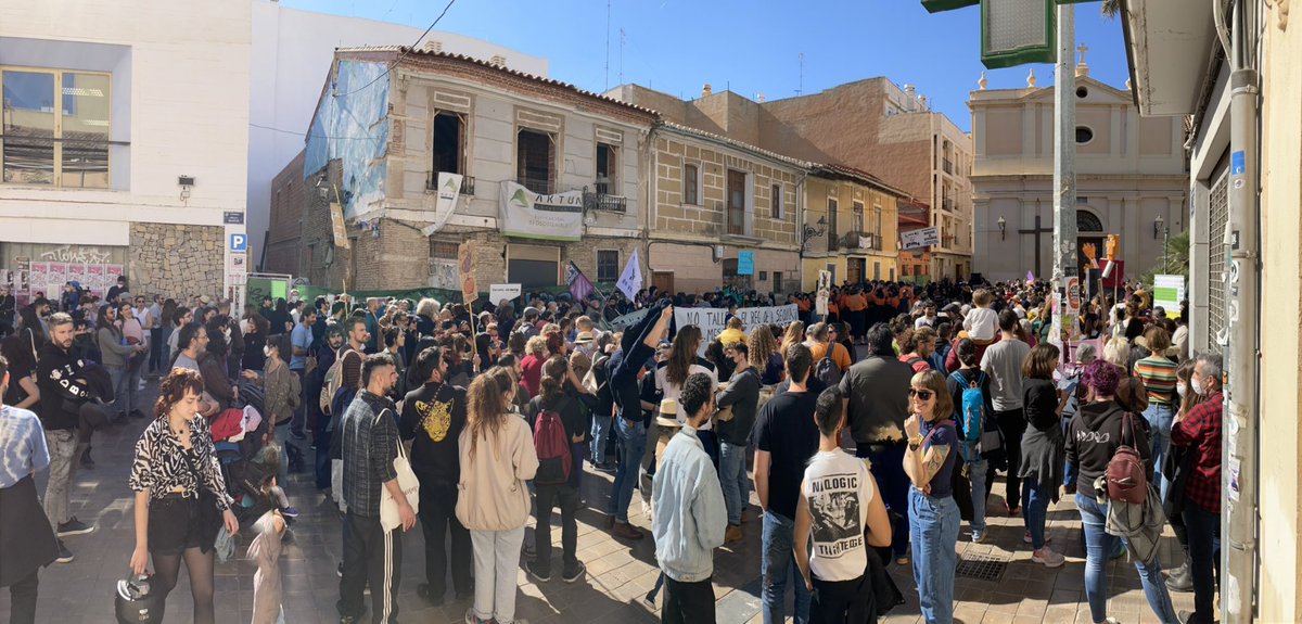 cuidembeni's tweet photo. Benimaclet en peu per la desclassificació del sol, la solidaritat amb les  8 encausades per lluitar contra l’especulació  i contra les possibles multes de més de 30.000€. Ni tall de sèquies, ni PAI, ni repressió!
#MaiPai
#AiguaTerraLlibertat
#NiPAIniPE https://t.co/GhMZpsLv3W