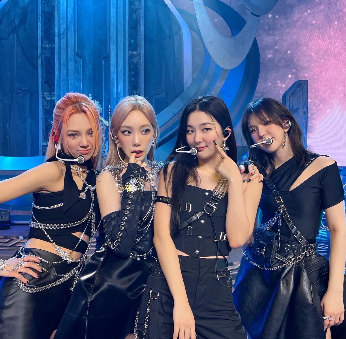 _winter01_MY's tweet photo. Queen is best 😭🏆💞#Stepback3rdwin https://t.co/2EbaZBm9D9