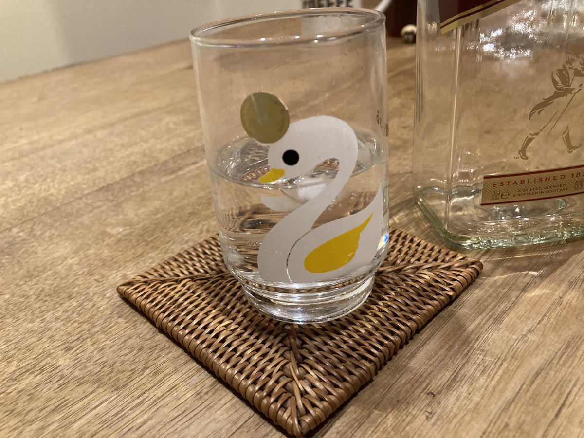 HDirector0214's tweet photo. アヒルのグラスでJohnny Walker🍸😄
かわいい小さいグラスで飲むのお酒もいいなぁ〜。
#JohnnyWalker #アヒル #グラス #かわいいグラス #おじさんなのにかわいいグラスでごめんなさい #今度は何を飲もうかなぁー https://t.co/CtKxQ88da5