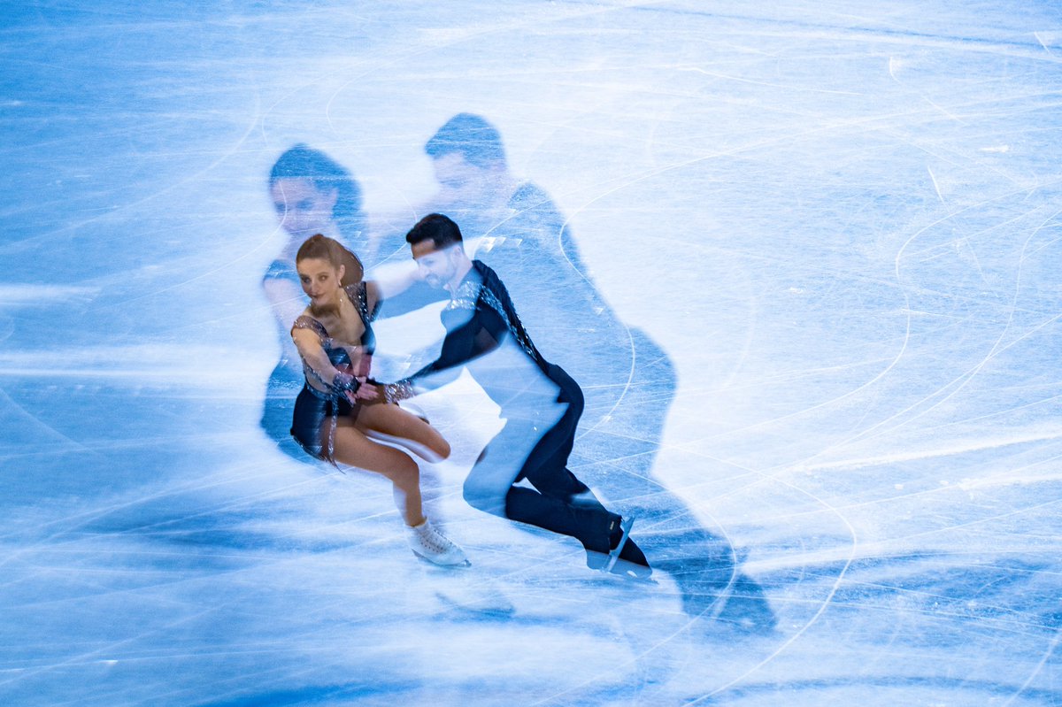 📸 Fire and Ice. Lilah Fear & Lewis Gibson dazzle in the Ice Dance event ❄️