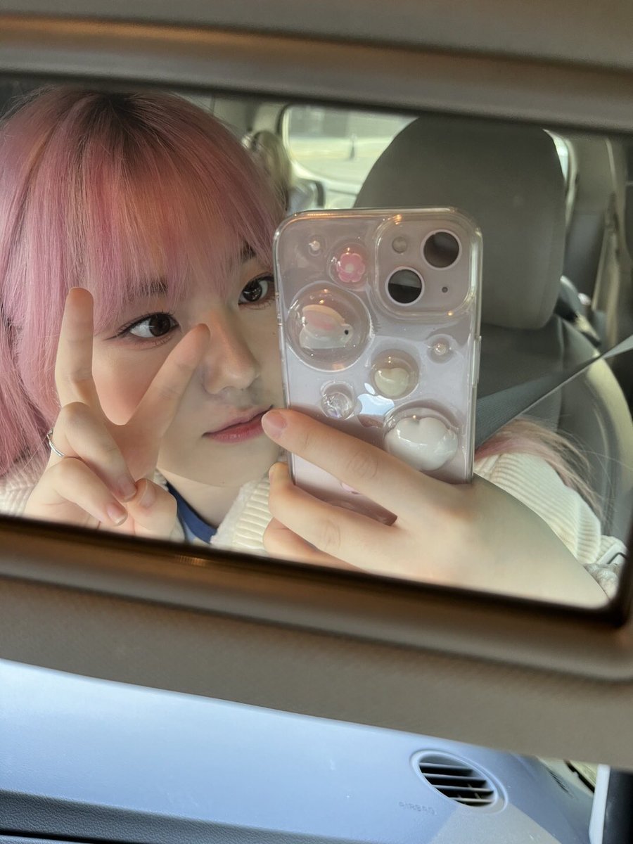 chaehyunpic's tweet photo. pink chae you'll always be missed https://t.co/AzwVi3hJLQ