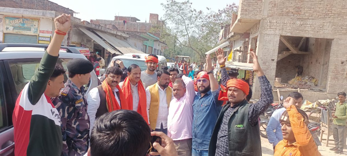 dr_maheshsharma's tweet photo. विधानसभा मिल्कीपुर में वरिष्ठ भाजपा कार्यकर्ता श्री शत्रुघ्न पांडे जी के आवास पर कार्यकर्ता बैठक में भाजपा प्रत्याशी के पक्ष में अधिक से अधिक संख्या में वोट करवाने के लिए उन्हें प्रेरित किया। पार्टी का एक-एक ��ार्यकर्ता प्रदेश में पुनः भाजपा की सरकार बनाने के लिए कृत संकल्पित है। https://t.co/0ViLtzgHUU