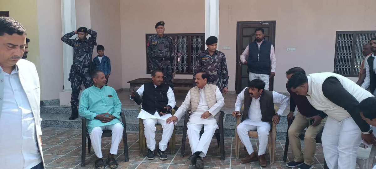 dr_maheshsharma's tweet photo. विधानसभा मिल्कीपुर में वरिष्ठ भाजपा कार्यकर्ता श्री शत्रुघ्न पांडे जी के आवास पर कार्यकर्ता बैठक में भाजपा प्रत्याशी के पक्ष में अधिक से अधिक संख्या में वोट करवाने के लिए उन्हें प्रेरित किया। पार्टी का एक-एक ��ार्यकर्ता प्रदेश में पुनः भाजपा की सरकार बनाने के लिए कृत संकल्पित है। https://t.co/0ViLtzgHUU