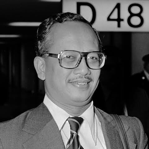 Sebagai bentuk penghormatan terhadap sumbangsih perjuangan Mochtar Kusumaatmadja untuk Indonesia di kancah Internasional, Pemprov Jabar sematkan Prof.Dr.Mochtar Kusumaatmadja sebagai pahlawan nasional &amp; menjadi salah satu nama jalan di Bandung #JabarJuara #IndonesiaJuara -admin-