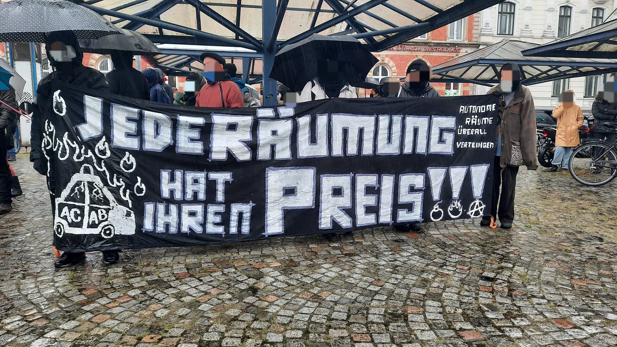 RadioFratz's tweet photo. Jede Räumung hat ihren Preis! 
#bawalebt #BaWaBleibt #flensburg https://t.co/CFquzHRkh5