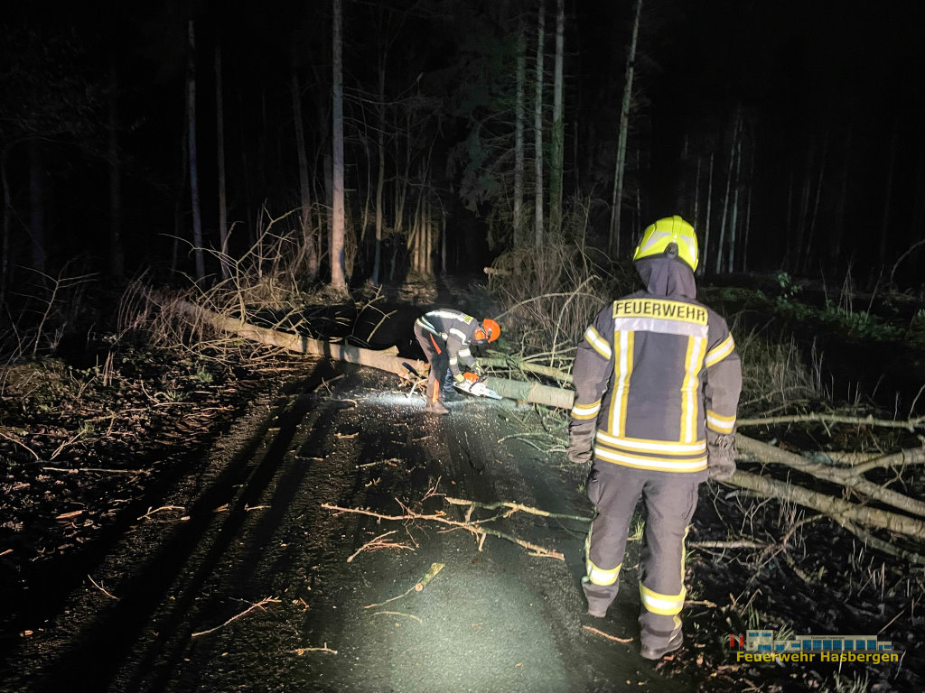FF_Hasbergen's tweet photo. +++Unwetterlage #Zeynep +++
#zeynep #sturmtief #wind #windig #baumaufderfahrbahn #baum #feuerwehr #ffhasbergen #jfhasbergen #os112 #rescuetablet #divera247 #dixiklo #dixi #ehrenamt #112 #immerfüreuchda #einsatz #ohrbeck #gaste #stürmisch

https://t.co/Kl2PxY3it4 https://t.co/UOXKQsPili