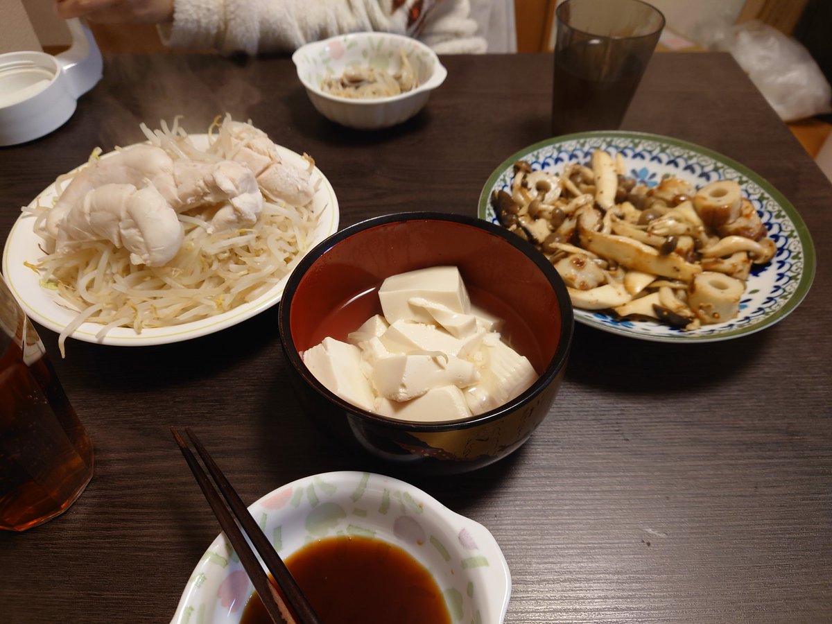 toshiayunoroke's tweet photo. 実はこの2週間、進行形であゆとダイエットに励んでます。

夜に米をとらず、お腹は膨れるようにキノコと、もやしを沢山食べる日々。

そんな努力を続けた結果、、、！！

���は5キロ、あゆは1キロ痩せました！

そして飽きました😭😭😭

太らない食べ物って他に何あるんかなー？😭 https://t.co/TEa55rGhbZ