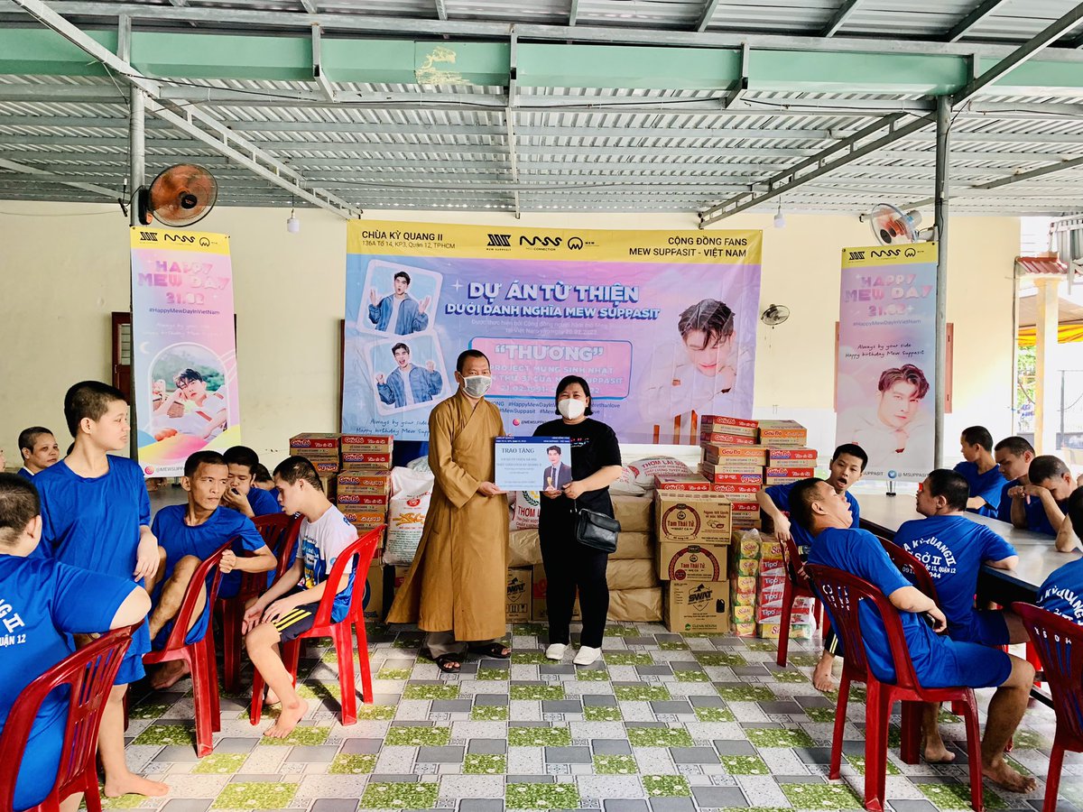 MewGulfCP9197's tweet photo. "THƯƠNG" project was held in Vietnam at the Ky Quang 2 pagoda. We've provided rice and necessities to orphans, intellectually disabled children, and the elderly, as well as do life release for fish.
#THUONG
#HappyMewDayInVietNam
#MewSupppasit
@Msuppasitstudio
@MSuppasit https://t.co/J4BsiotfJF
