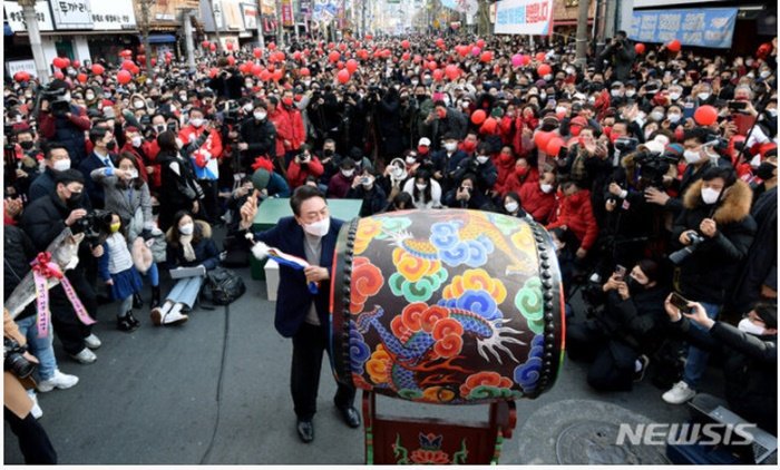 대선에 북치는 개새끼는 첨봤다 무당이 시켰냐,