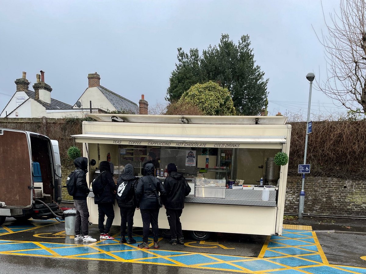 UKPowerNetworks's tweet photo. We're delivering hot meals to customers without power. You'll get a text when a food van is in your area. We know not everyone can reach them, so we’re also offering takeaways and hotel stays to vulnerable customers. Call 105 to speak to our team. #StormEunice https://t.co/yxA51dS6A1