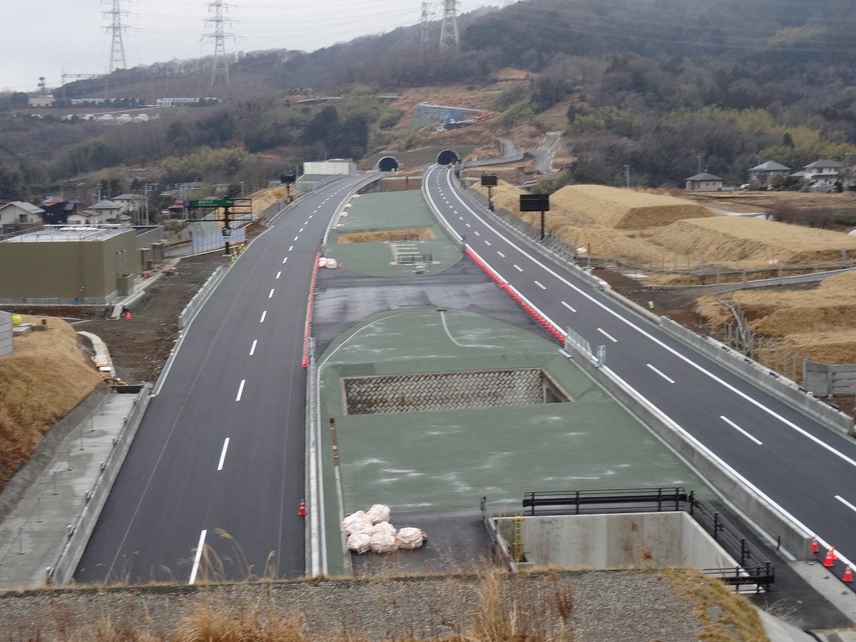 road0724day's tweet photo. 【秦野市内の新東名①・高取山TN上から名古屋方面を望む】
上下線ともに区画線が引かれ、秦野区間の片側2車線開通が確定！
「秦野丹沢SIC 4km」の表示と、秦野市のカントリーサインも。
正面のトンネルは羽根TNです。(本日撮影)
#新東名 #道路 https://t.co/8NRN4CNETo