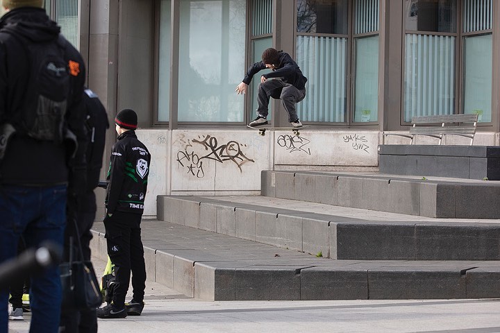 NottinghamSkate's tweet photo. We think it's more important to be a good person than good at skating. Giannis is both. Here he is leaping the big 3 first go, before teaching #skateboarding in St Ann's last week as part of the #freemovementskateboarding &amp; @ConcreteJungleF Beyond Skateboarding exchange visit https://t.co/ZoJtd6guIm