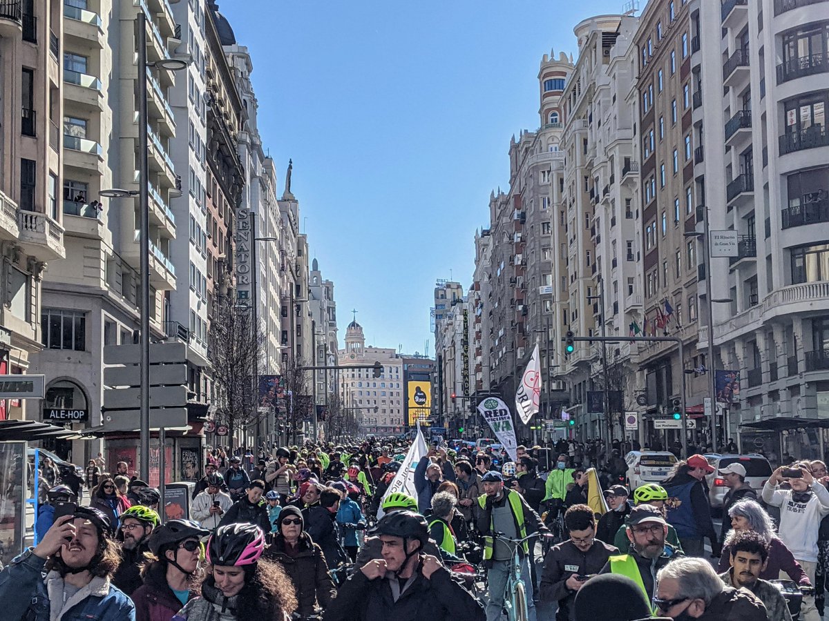 TurbanMinor's tweet photo. ¡Qué ambientazo en la #Bicifestación20F de Madrid! 🚲⛸️🕺

Queremos menos tráfico, menos contaminación, menos ruido, menos accidentes, menos muertes y enfermedades, menos espacio público para el motor y más para la ciudadanía.

Queremos una #RedCiclistaYA🚲 https://t.co/AtKQ0wvArf