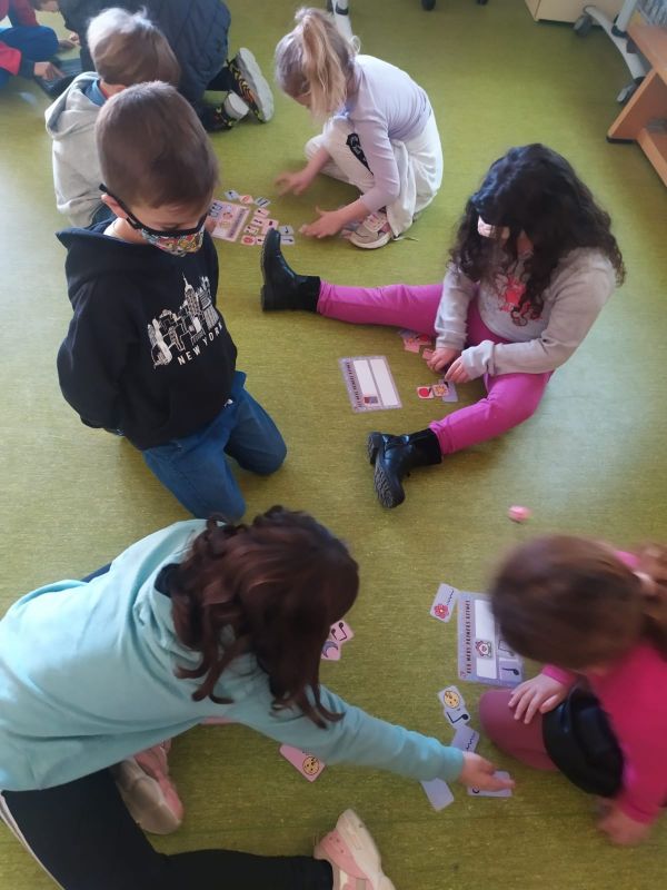 EscolaElsPins's tweet photo. A #1PRI hem iniciat el projecte "Els Nostres Primers Ritmes" Estem treballant relacionant les paraules i els ritmes músicals. Treballem amb material manipulatiu i #Chromebooks Aviat farem les primeres composicions treballant en equip.
#Música
#Art
#IntegremLesTac https://t.co/85X5DPSD4m