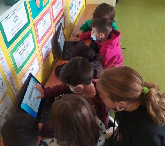 EscolaElsPins's tweet photo. A #1PRI hem iniciat el projecte "Els Nostres Primers Ritmes" Estem treballant relacionant les paraules i els ritmes músicals. Treballem amb material manipulatiu i #Chromebooks Aviat farem les primeres composicions treballant en equip.
#Música
#Art
#IntegremLesTac https://t.co/85X5DPSD4m
