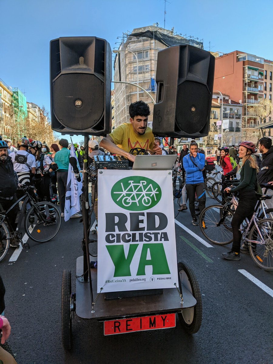 ¡Qué ambientazo en la #Bicifestación20F de Madrid! 🚲⛸️🕺

Queremos menos tráfico, menos contaminación, menos ruido, menos accidentes, menos muertes y enfermedades, menos espacio público para el motor y más para la ciudadanía.

Queremos una #RedCiclistaYA🚲