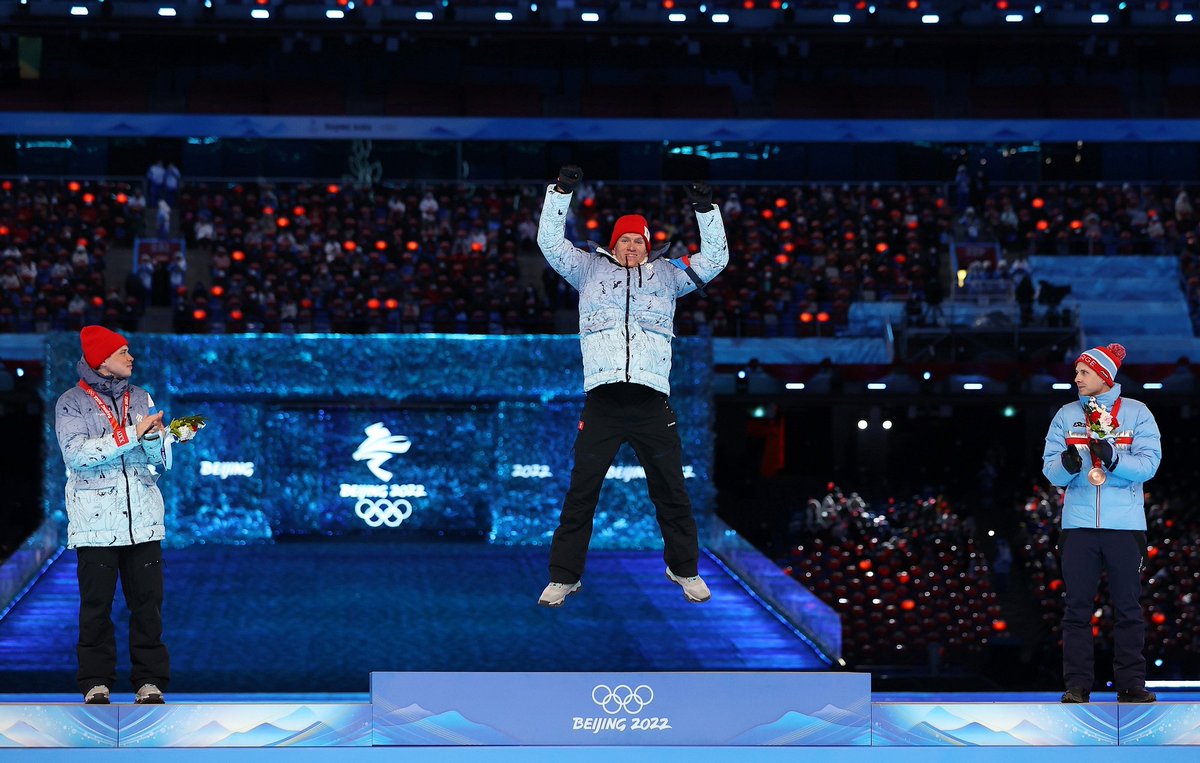 championat's tweet photo. 📸 Вот таким ярким кадром мы закрываем Олимпиаду в Пекине! 

И как же радостно за Ивана Якимушкина! Он серебряный призёр марафона! 🥈

НАШИ! ЛЫЖНИКИ! ЛУЧШИЕ! НА ПЛАНЕТЕ! 🤩🤩🤩 https://t.co/PcvMT51Oju