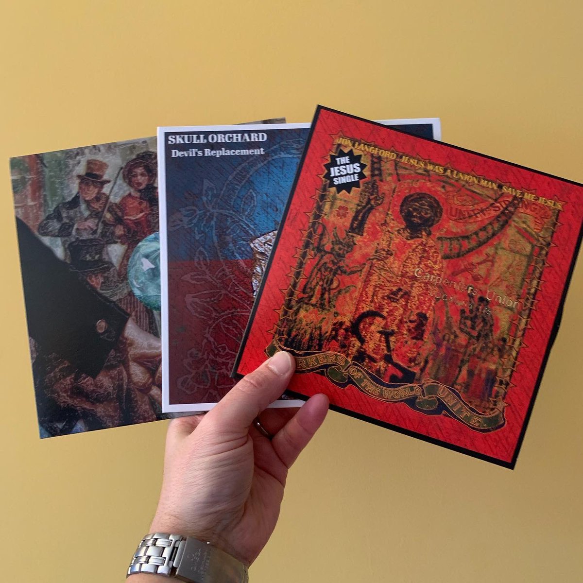 JonathanWood's tweet photo. A wonderful recent 1️⃣2️⃣3️⃣.

👿👹💀✝️

1️⃣Jon Langford w Bethany Thomas &amp; John Szymanski; Marbles, 2021.

2️⃣Skull Orchard; Devil’s Replacement, 2021.

3️⃣Jon Langford; The Jesus Single, 2021.

#single #45rpm #tinyglobal #jesus #bandofholyjoy #jonlangford #themekons #nowplaying https://t.co/l9TQoxVd7M
